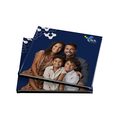 Capa Dura, empastada com cartão 3mm, miolo em papel 170g com laminação fosca ou brilho na capa, lombada quadrada. * Produção em 10 dias 
